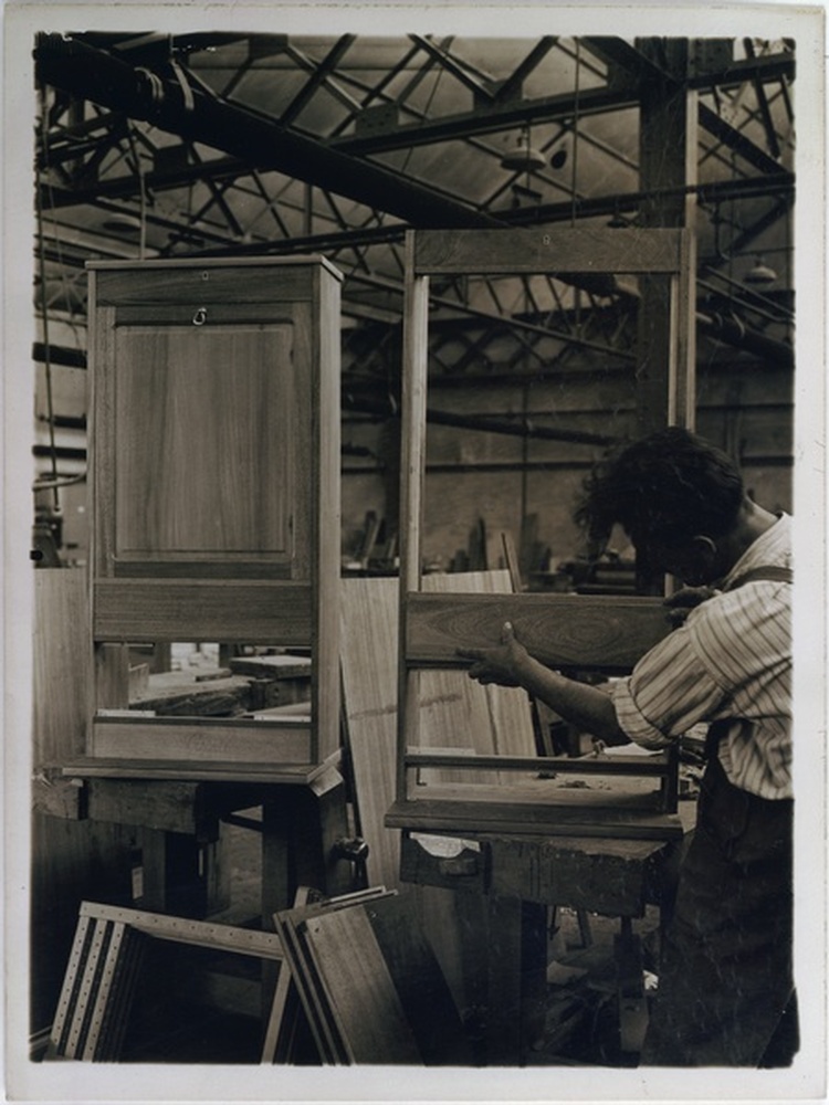 Atelier de menuiserie, fabrication d'un meuble