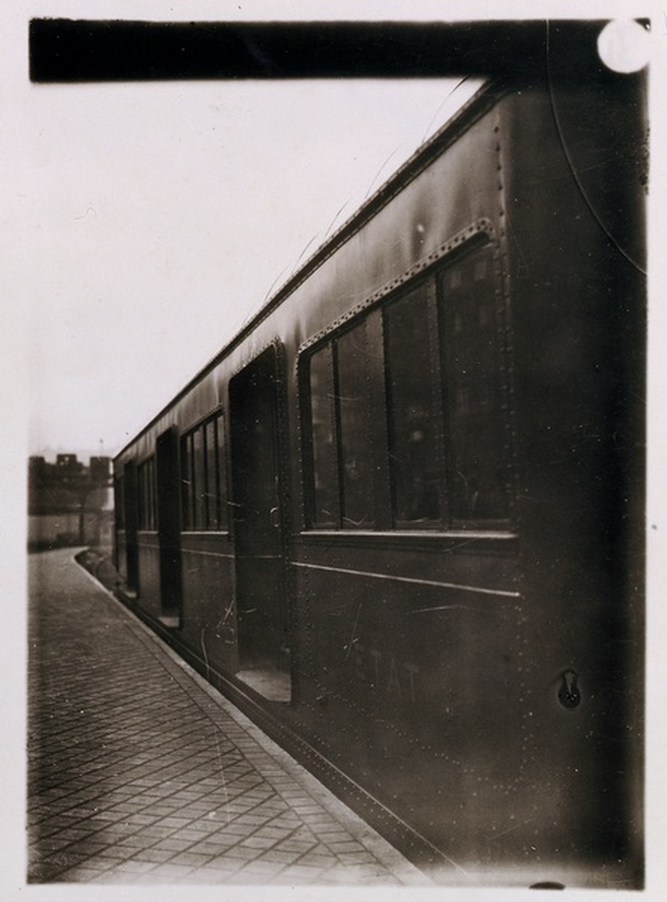 Chemin de fer, train à l'arrêt