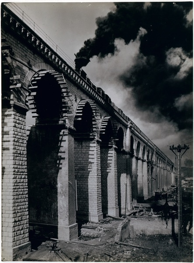 Chemin de fer, passage d'un train sur un pont en pierre