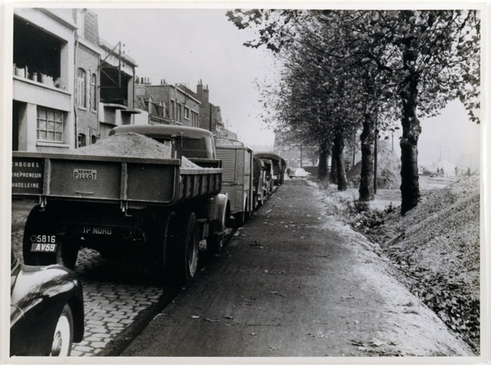 Encombrement écluse Sainte Hélène, camion utilitaire