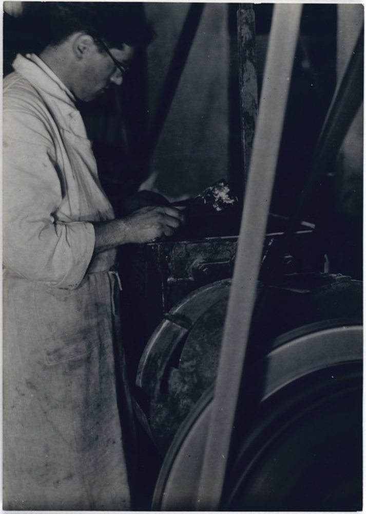 Laboratoire Sauba, usine Montreuil ouvrier au travail