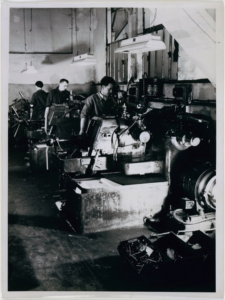 Usine métallurgique, ouvrier au travail