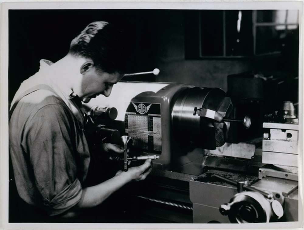 Usine métallurgique, ouvrier fabriquant une soupape