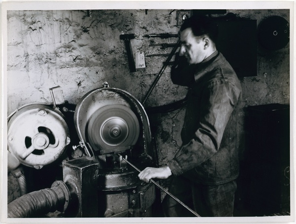 Usine métallurgique, ouvrier travaillant à la fabrication d'une soupape