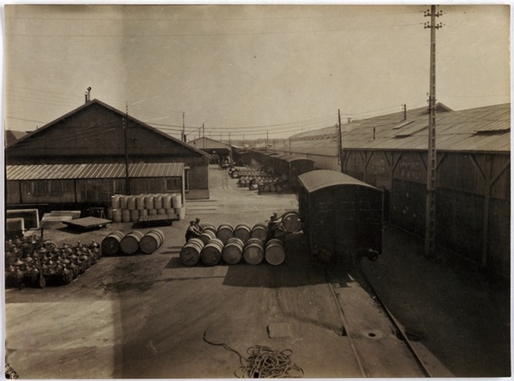 Extérieur usine, chargement wagon