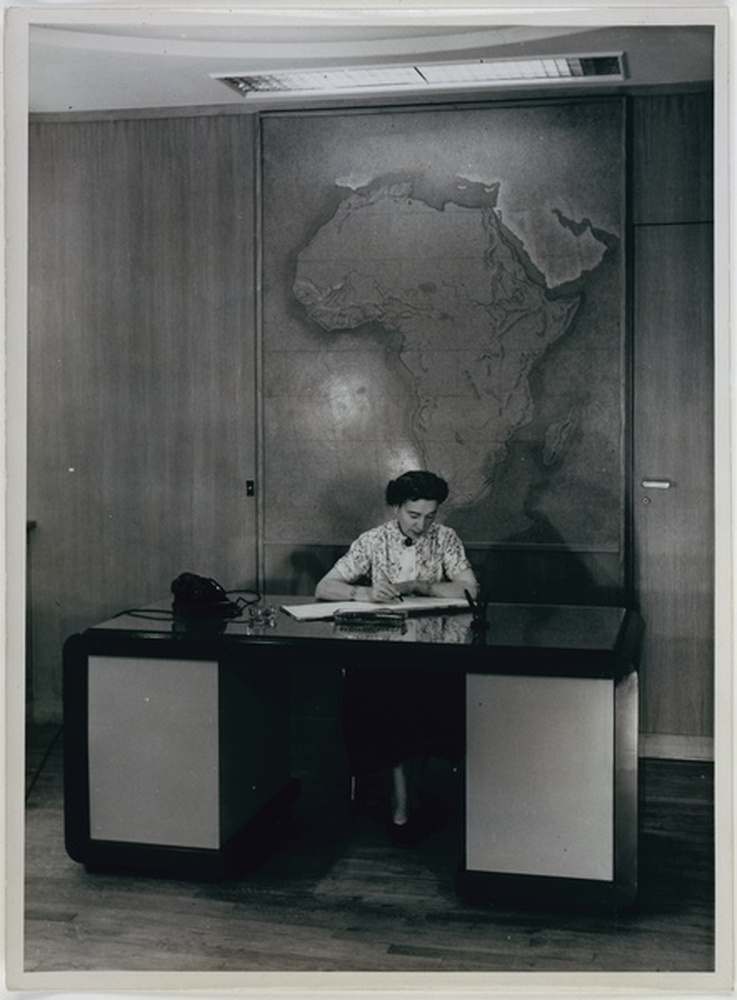 Au bureau, secrétaire Aigueblanche (Savoie)