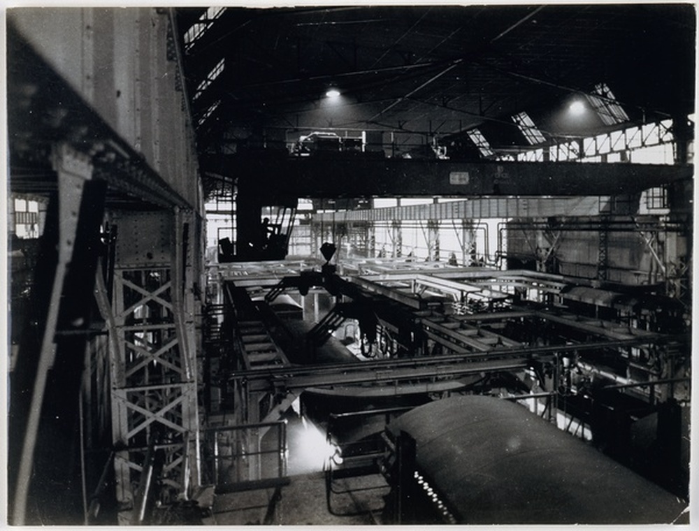 Intérieur d'usine, ossatures métalliques