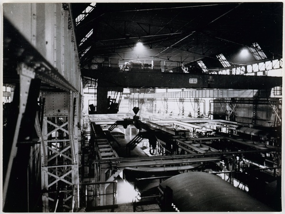 Intérieur d'usine, ossatures métalliques