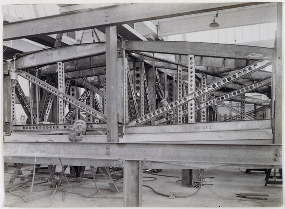 Intérieur d'usine, ossatures métalliques