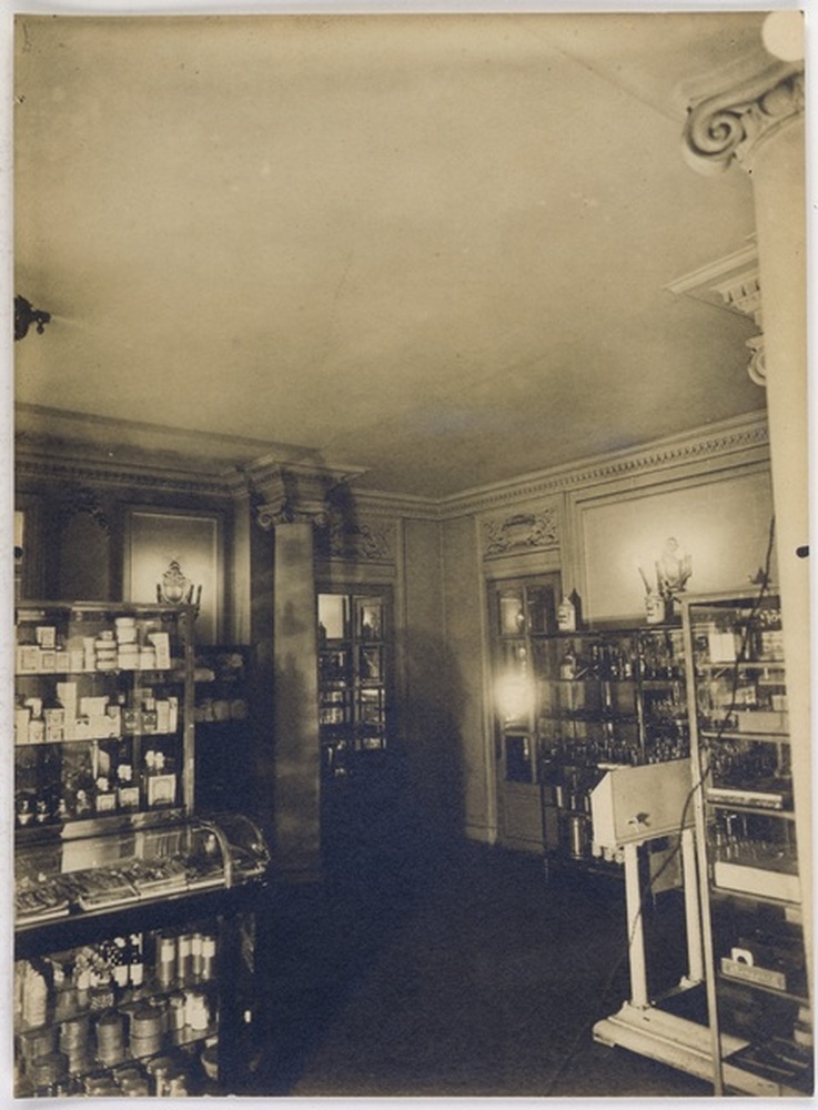 Intérieur officine des laboratoires Bruneau & Cie