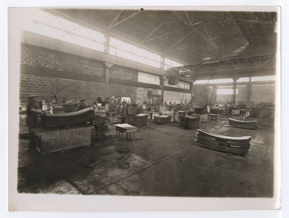 Usine de fabrication de fer blanc, atelier des fonds, train à chaud, magasin des fers après le décollage