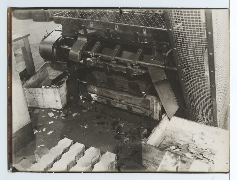 Usine de fabrication de fer blanc, atelier des fonds, machine à découper