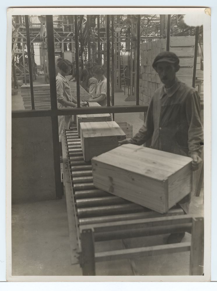 Usine de fabrication de fer blanc, atelier des fonds, trains automatiques, sortie des caisses