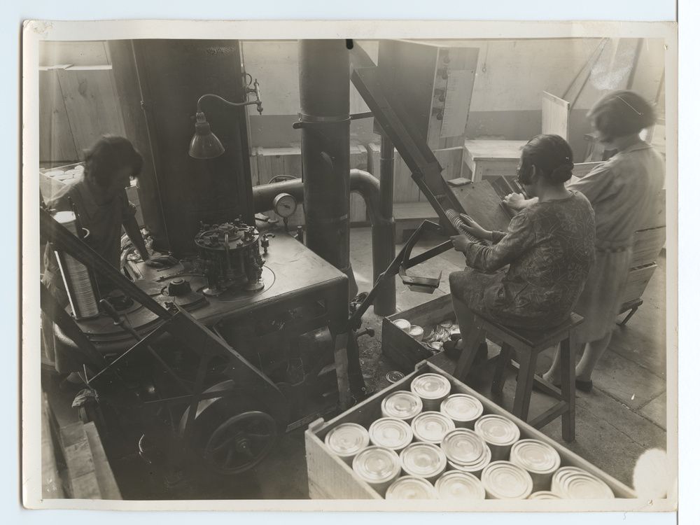 Usine de fabrication de fer blanc, atelier des fonds, vue de la caoutchouterie