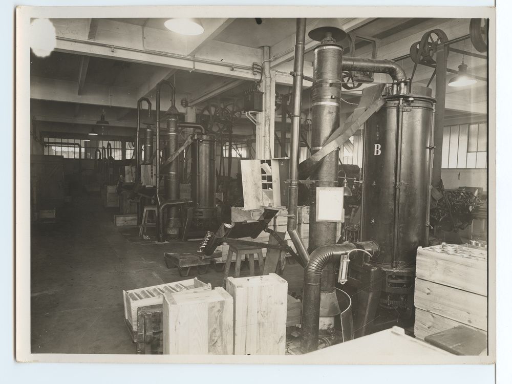 Usine de fabrication de fer blanc, atelier des fonds, vue générale des  caoutchouteurs