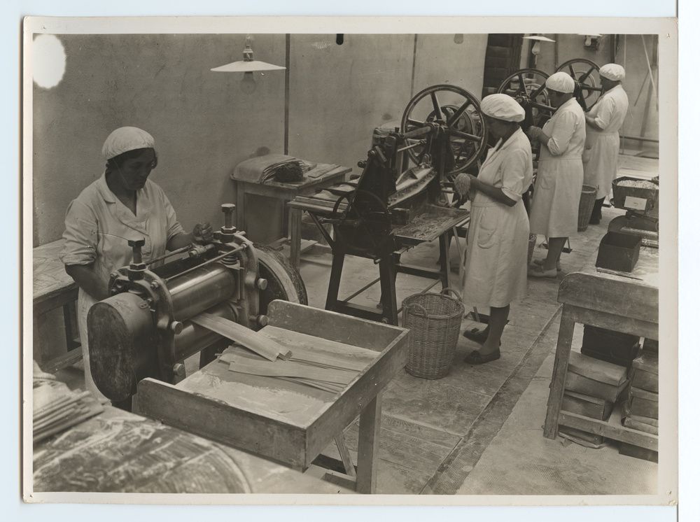 Usine de fabrication de fer blanc, atelier des fonds, laminage des fonds