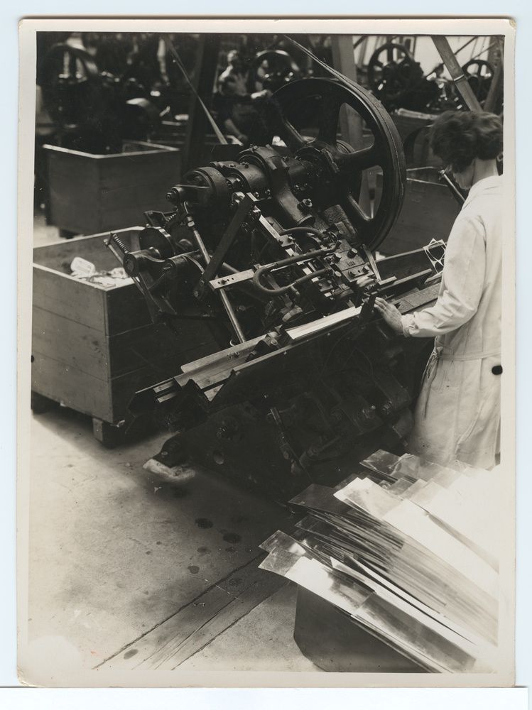 Usine de fabrication de fer blanc, atelier des fonds, détail d'une presse