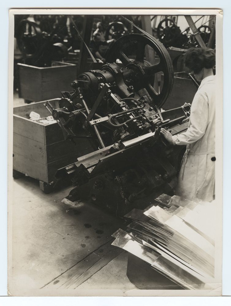 Usine de fabrication de fer blanc, atelier des fonds, détail d'une presse