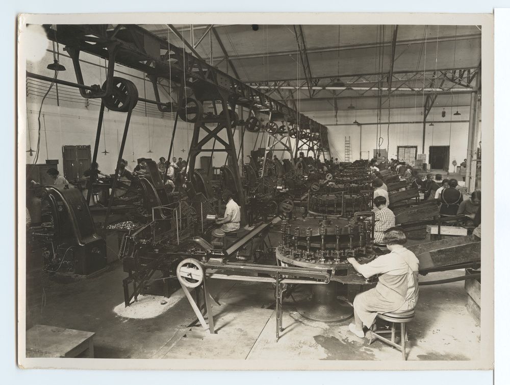 Usine de fabrication de fer blanc, atelier des boîtes à poisson, vue des chaînes