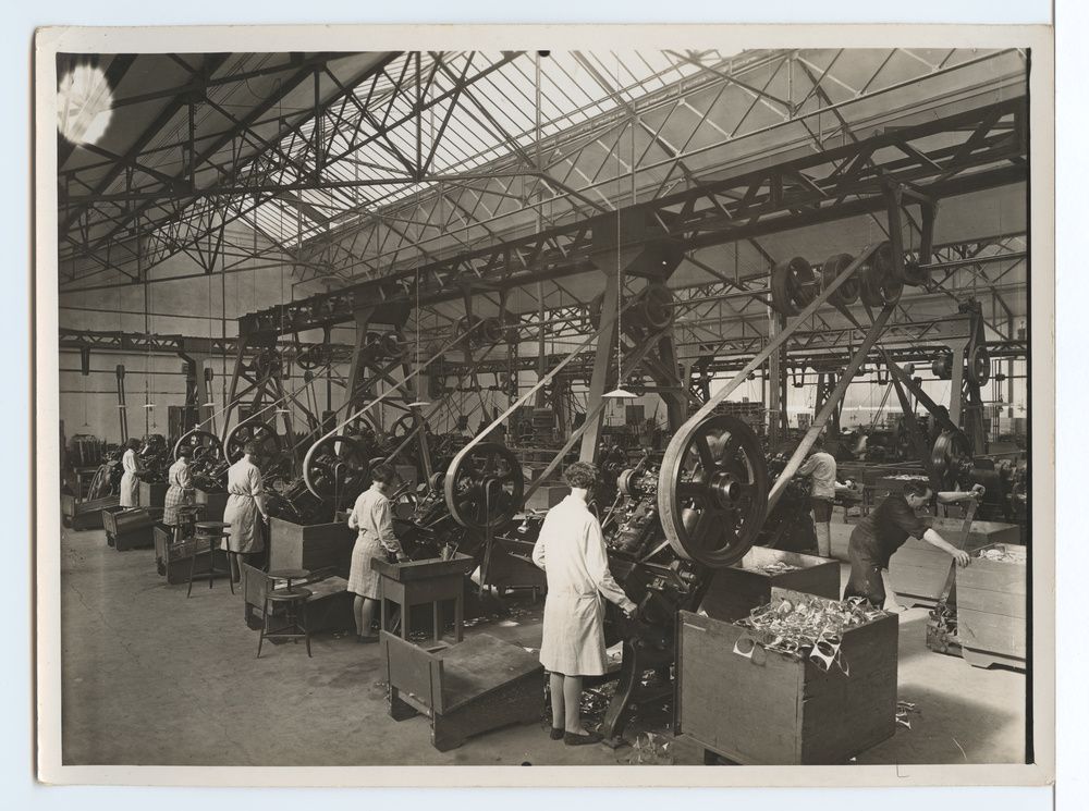 Usine de fabrication de fer blanc, atelier des fonds, vue des presses