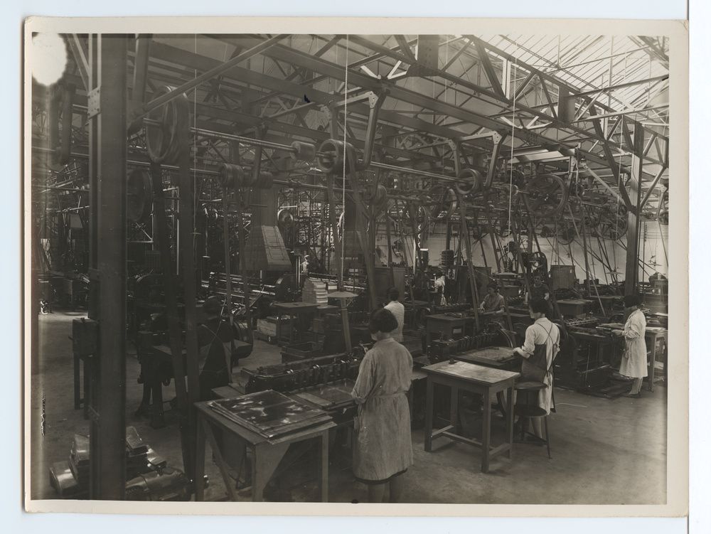 Usine de fabrication de fer blanc, atelier de coupe, trains automatiques 