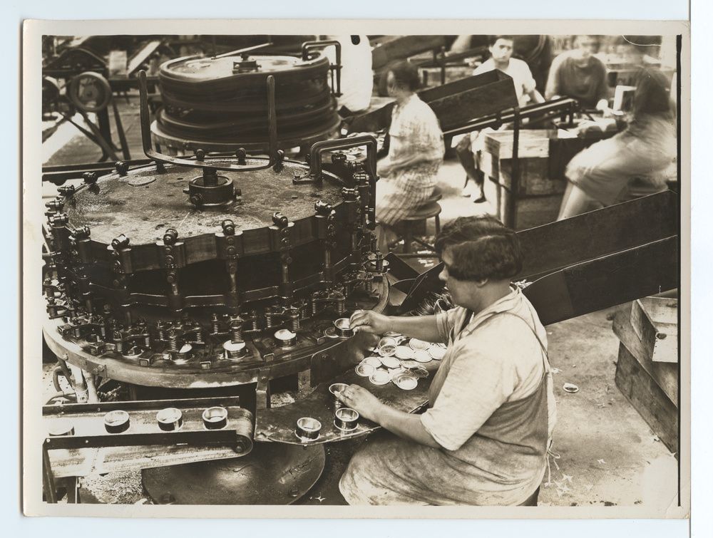 Usine de fabrication de fer blanc, atelier des boîtes à poissons, pose du fond