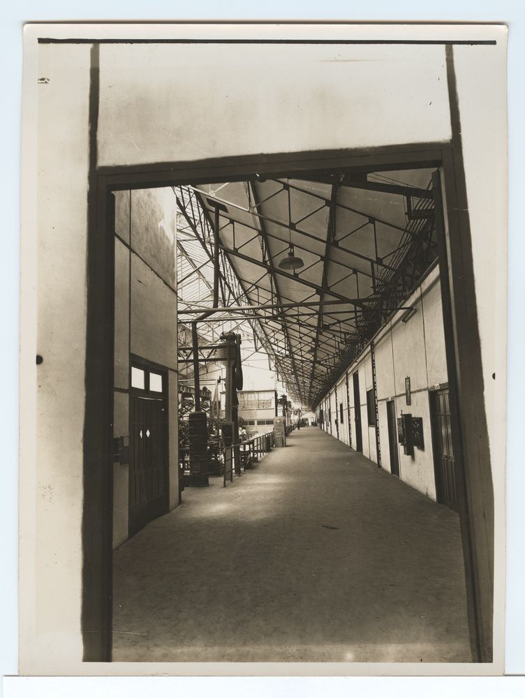 Usine de fabrication de fer blanc,  intérieur, couloir