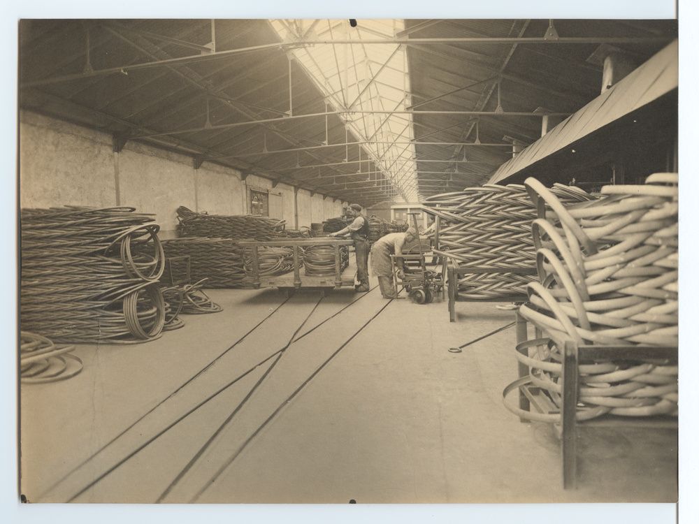 Usine de fabrication de fûts, cerclage