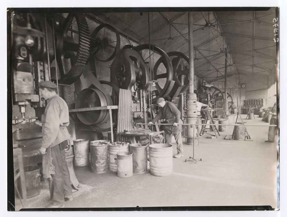 Usine de fabrication de fûts, ouvriers devant leurs machines