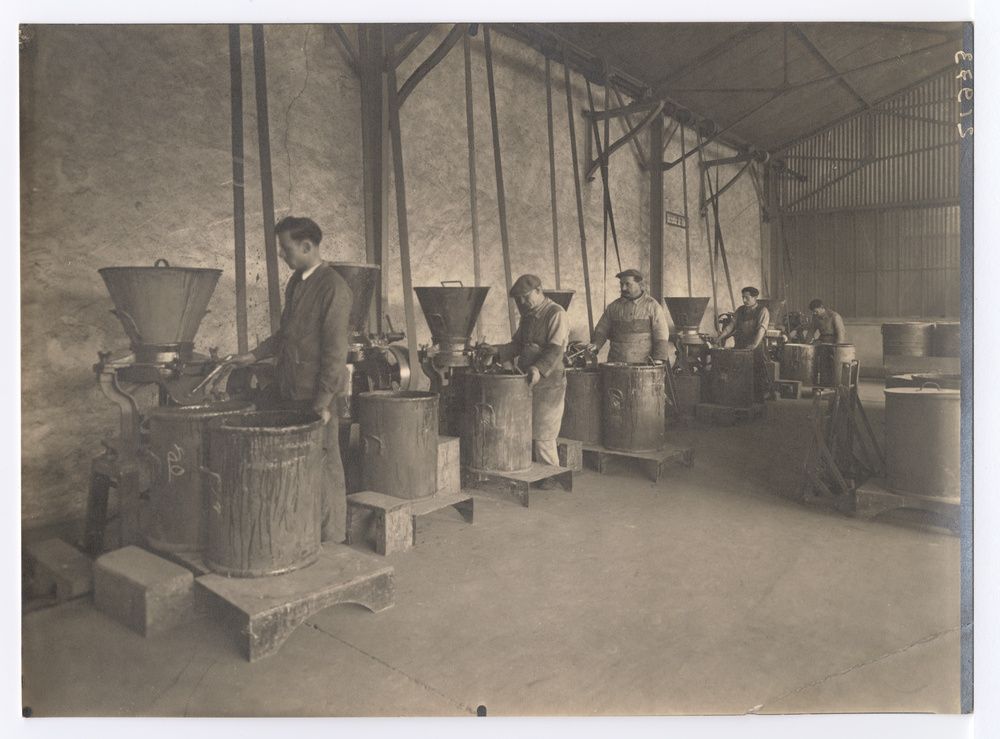 Usine de fabrication de fûts, ouvriers devant leurs machines