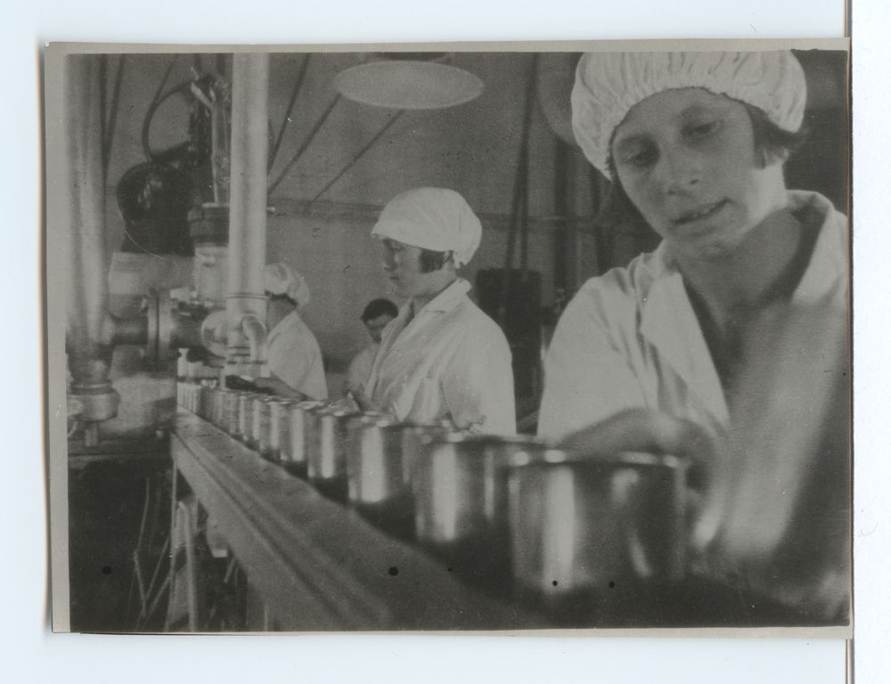 Usine, chaine de fabrication de boîtes de conserve