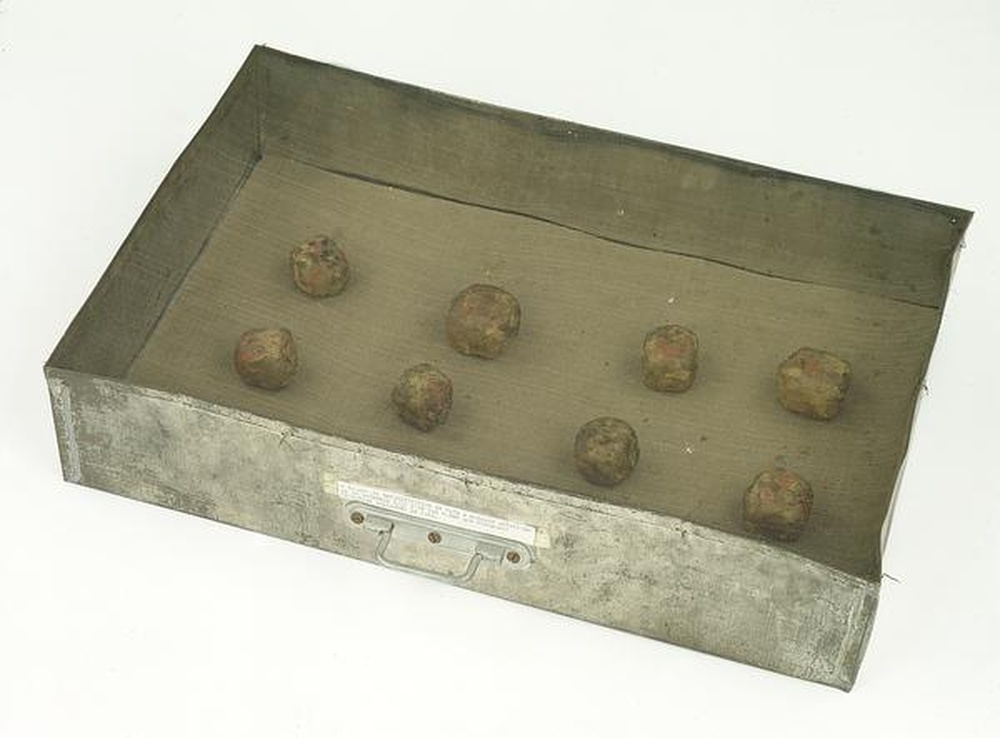 8 essais de reconstitution en pâte à modeler effectués le 10 décembre 1970 d'un des cubes que possédait Christian Boltanski en 1948