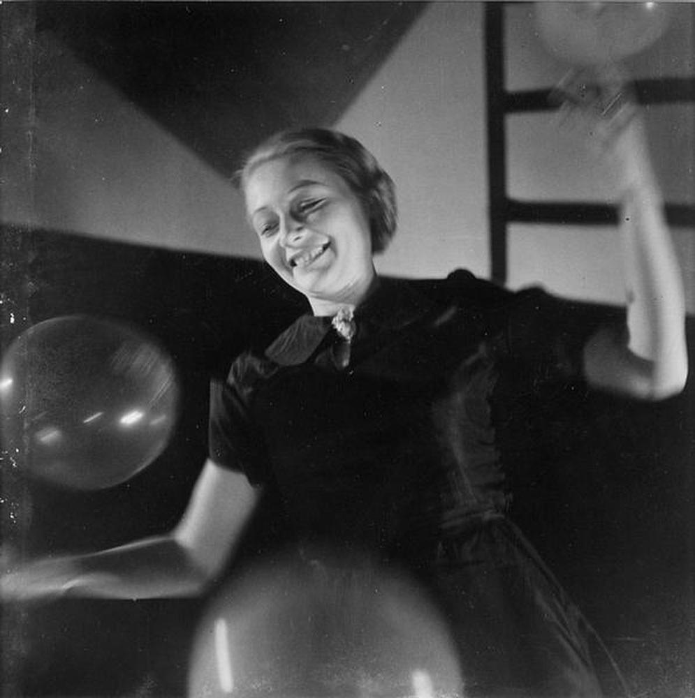 Jeune femme aux ballons