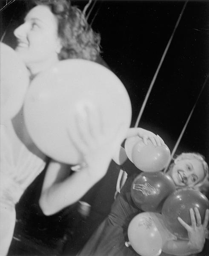 Deux jeunes femmes aux ballons