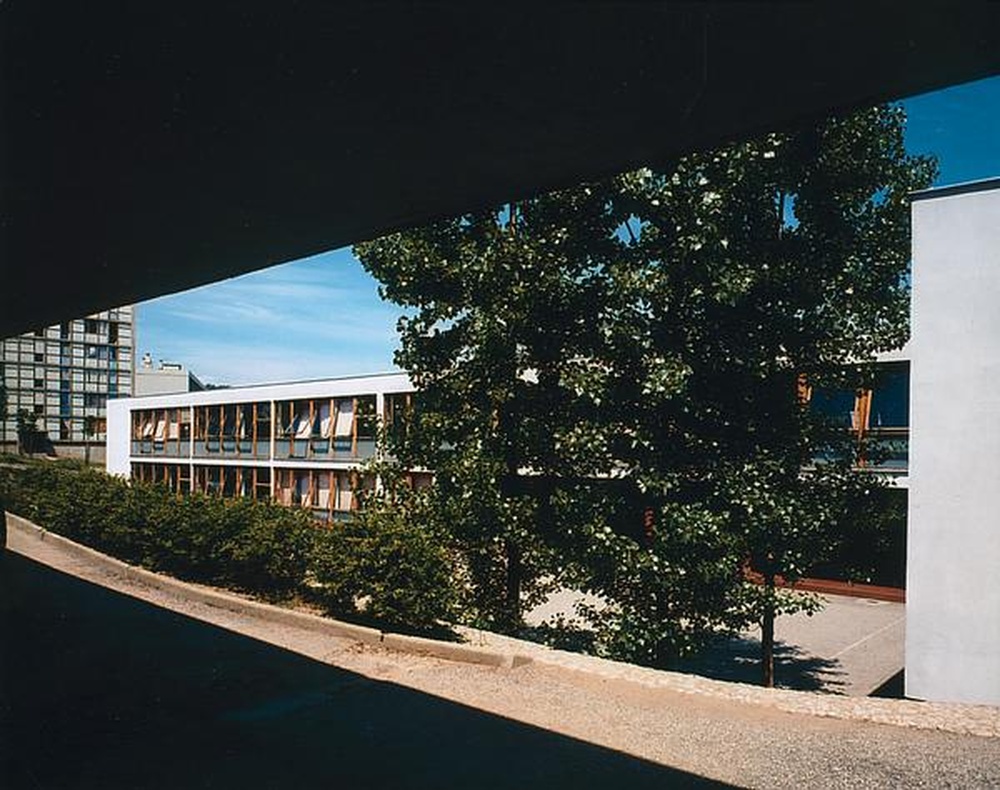 Firminy-vert : école primaire des Noyers (Marcel Roux, André Sive), cour de récréation et bâtiment des filles vus du bâtiment des garçons