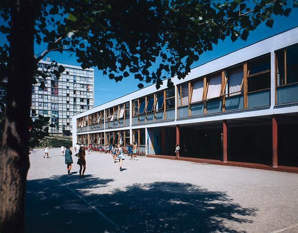 Firminy-vert : école primaire des Noyers (Marcel Roux, André Sive), cour de récréation et bâtiment des filles