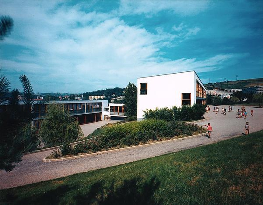 Firminy-vert : école primaire des Noyers (Marcel Roux, André Sive), bâtiments des filles et des garçons reliés par la cantine