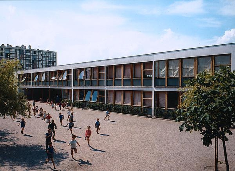 Firminy-vert : école primaire des Noyers (Marcel Roux, André Sive), cour de récréation et bâtiment des garçons