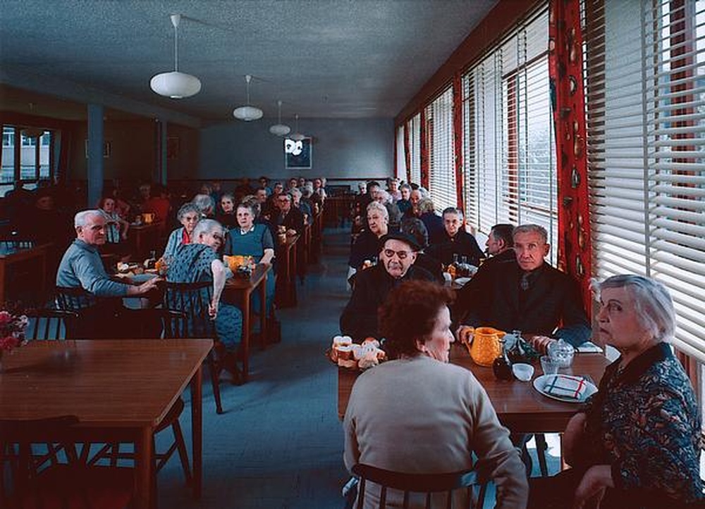 Firminy : place du centre, foyer de personnes âgées, salle à manger à l’heure du repas