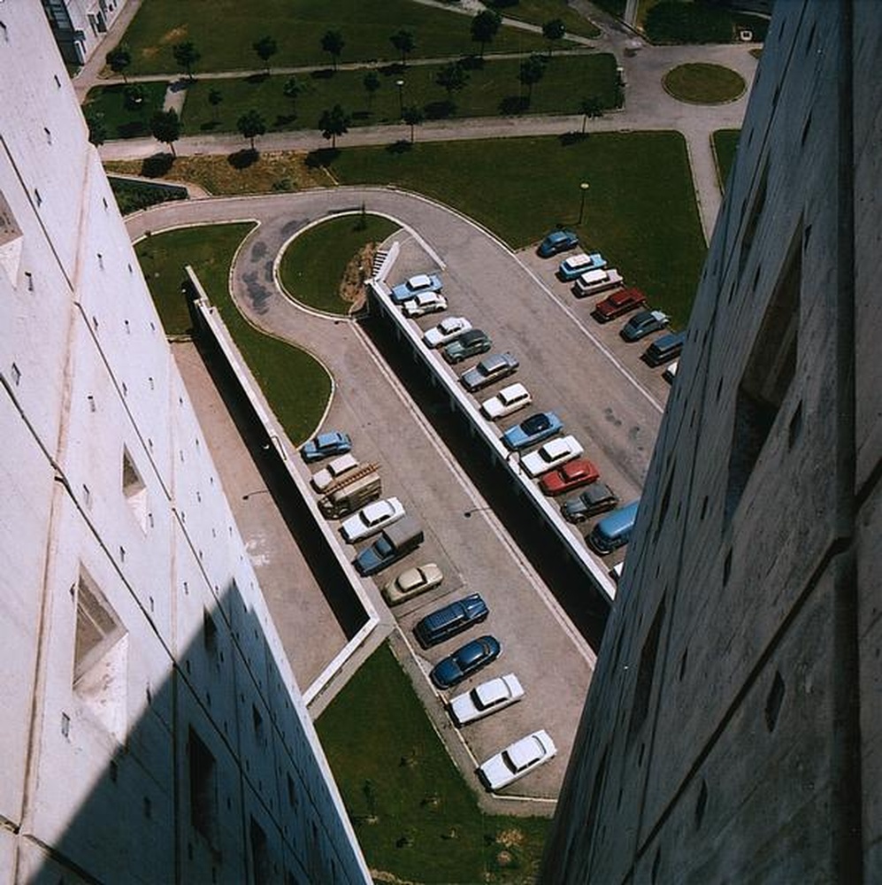 Firminy-vert : la tour Sive (André Sive), parking situé au pied de la tour