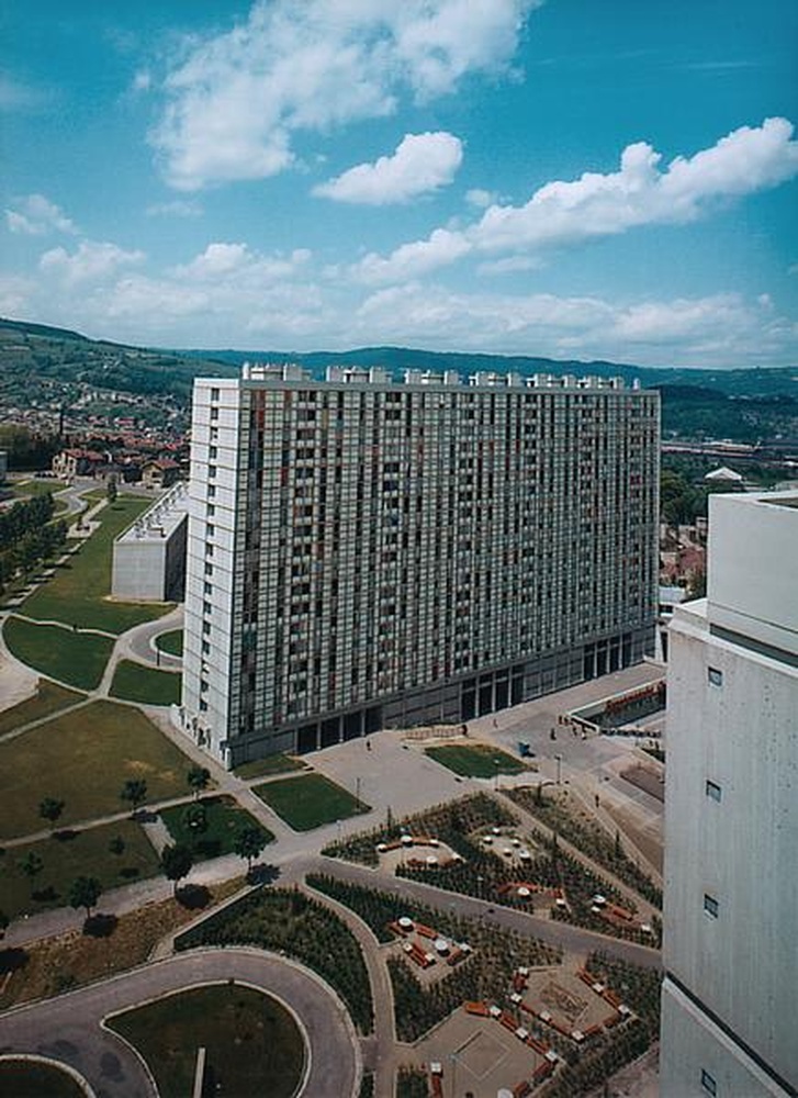 Firminy-vert : Le Grand H, vue générale du bâtiment et des lieux environnants