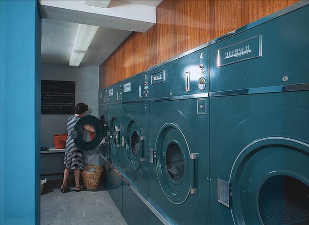 Firminy-vert : la tour Sive (André Sive), lavoir public automatique au rez-de-chaussée, les machines à laver