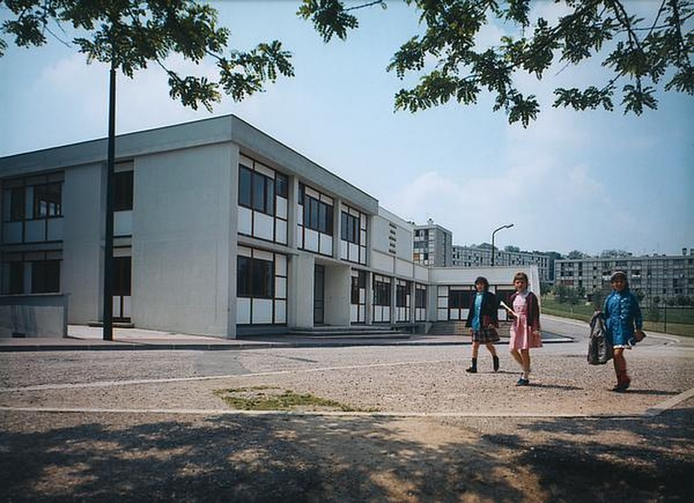 Firminy-vert : centre social (Charles Delfante), jeunes filles se promenant devant le centre