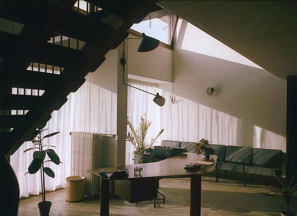 Firminy : place du centre, office public HLM, hall avec l'escalier de Jean Prouvé