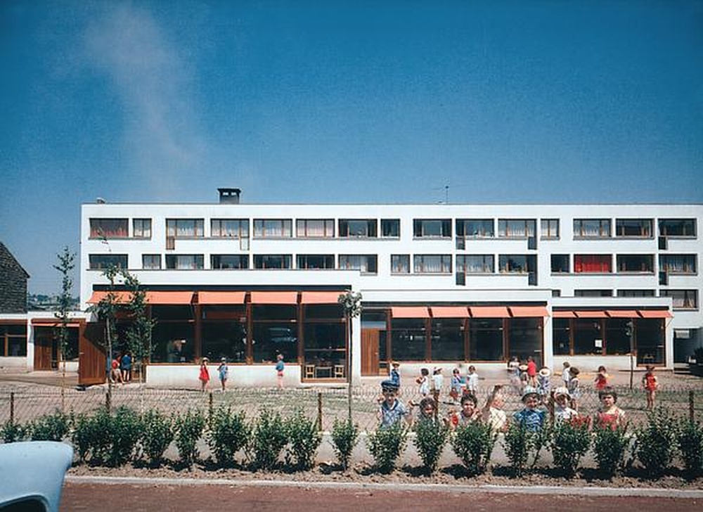 Firminy : école maternelle du Parc, enfants jouant dans la cour de récréation