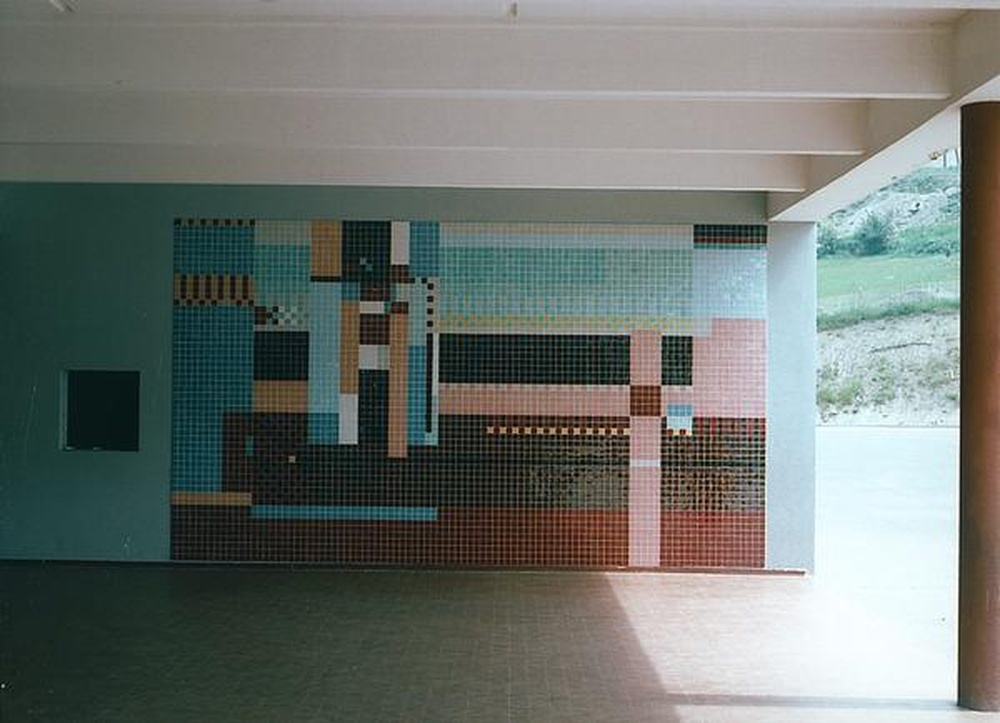 Firminy-vert : école primaire des Noyers (Marcel Roux, André Sive), mosaïque d'Henri Malvaux sous le préau