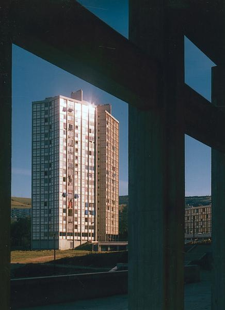 Firminy-vert : la tour Sive (André Sive), façade ouest vue à travers le pilotis est du Grand H