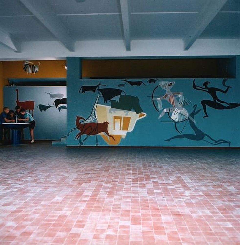 Firminy : école Waldeck Rousseau, vue intérieure et décor mural