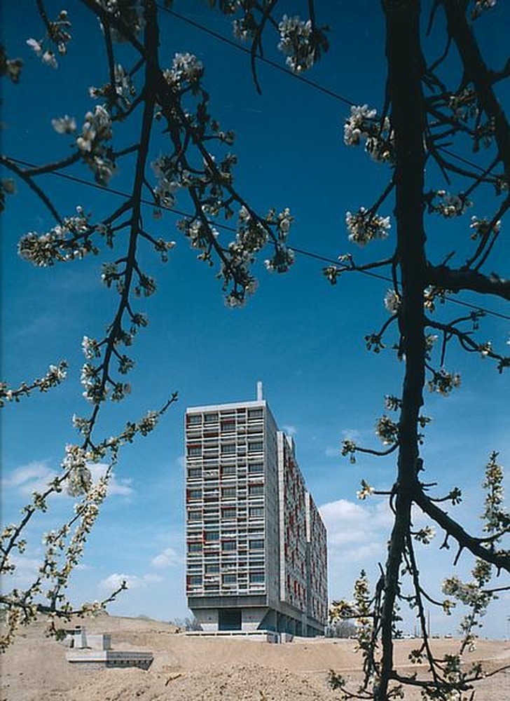 Firminy-vert : unité d'habitation Le Corbusier, façade pignon sud, façade est et vue sur le groupe électrogène (Charles Delfante)