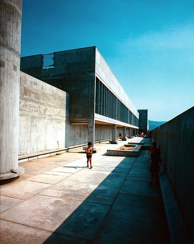 Firminy-vert : unité d'habitation Le Corbusier, école maternelle, enfants dans la cour de récréation du toit-terrasse